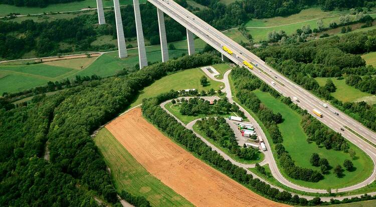 LKW auf Talbrücke